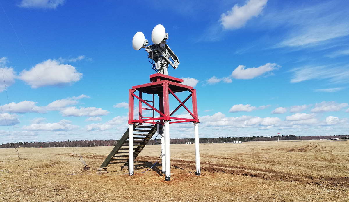 FOD radar with 60 cm antennas on field tower